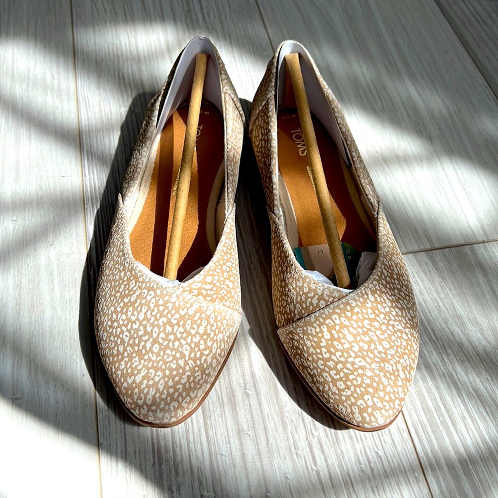 TOMS natural leopard printed suede flats